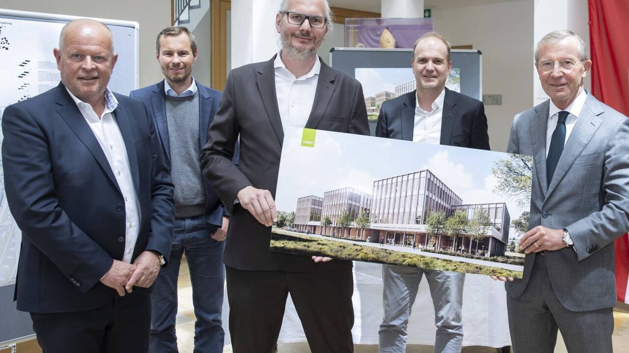 Das Team der SWAP Architekten ZT GmbH mit Bgm. Konrad Pieringer, LH Wilfried Haslauer.  
