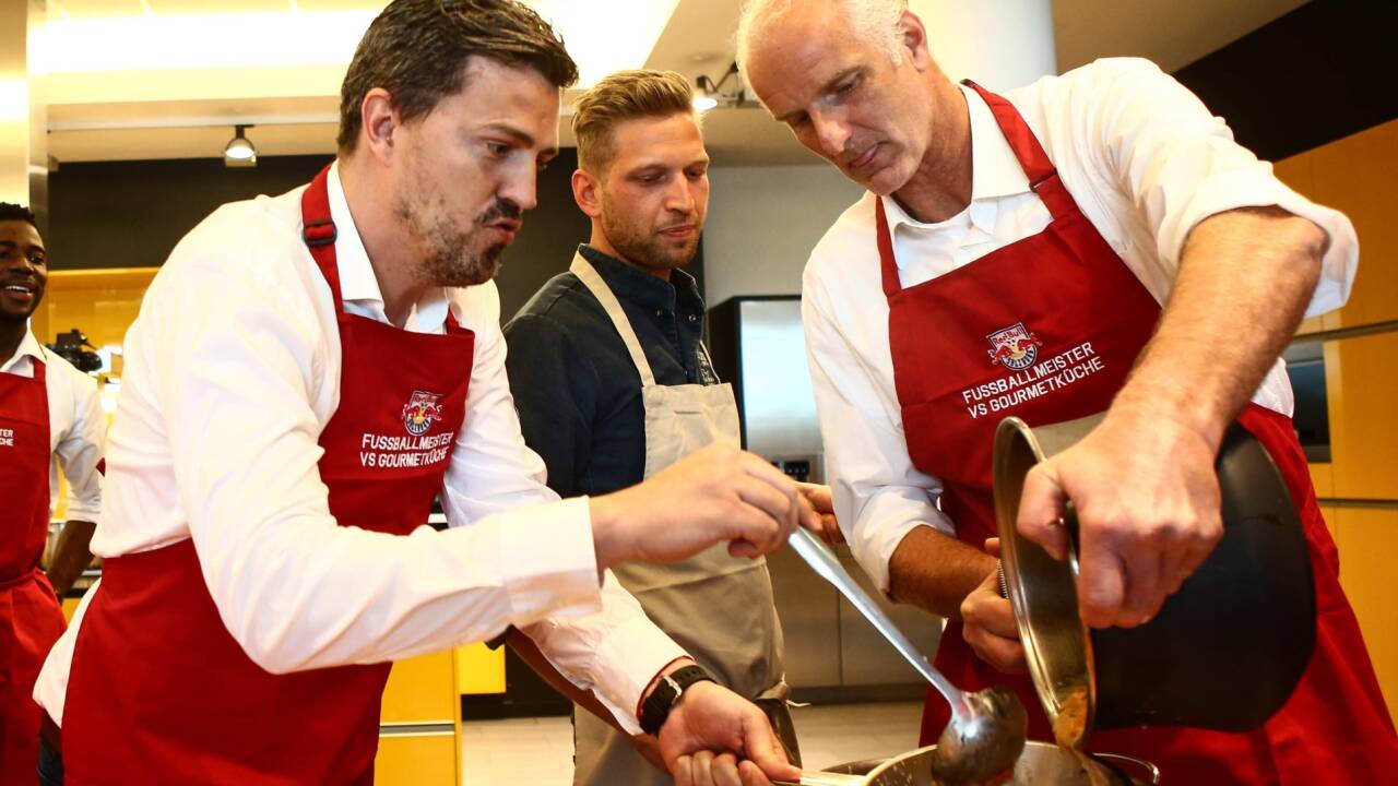 Starkoch Didi Maier beobachtete genau: Oscar Garcia und Herbert Ilsanker (r.) zeigten am Herd Fingerspitzengefühl.  Starkoch Didi Maier beobachtete genau: Oscar Garcia und Herbert Ilsanker (r.) zeigten am Herd Fingerspitzengefühl.