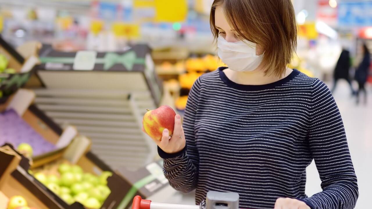 Experten plädieren zunehmend dafür, in Supermärkten weiterhin Masken zu tragen. 