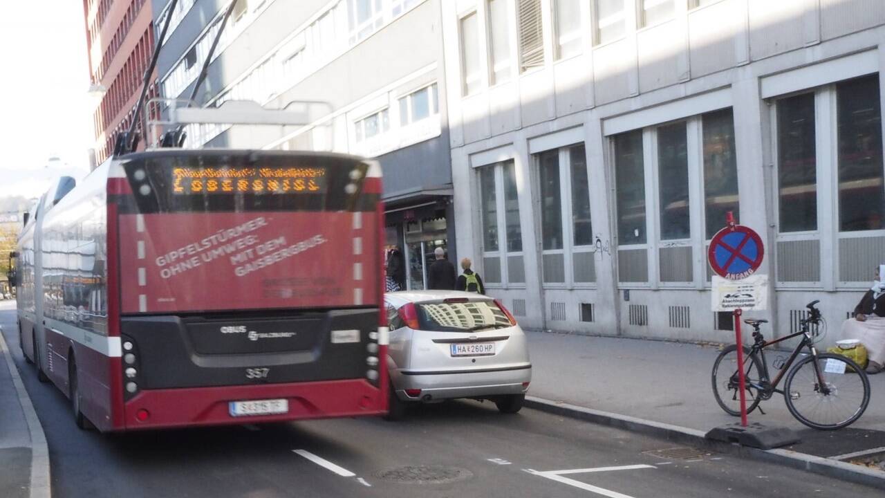 Diese Radweglösung beim Salzburger Hauptbahnhof soll bleiben wie sie ist – vorerst. Diese Radweglösung beim Salzburger Hauptbahnhof soll bleiben wie sie ist – vorerst.