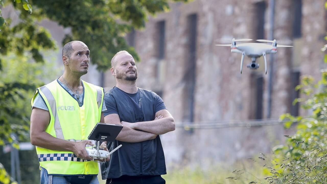 Polizisten bringen eine Drohne zum Einsatz. 