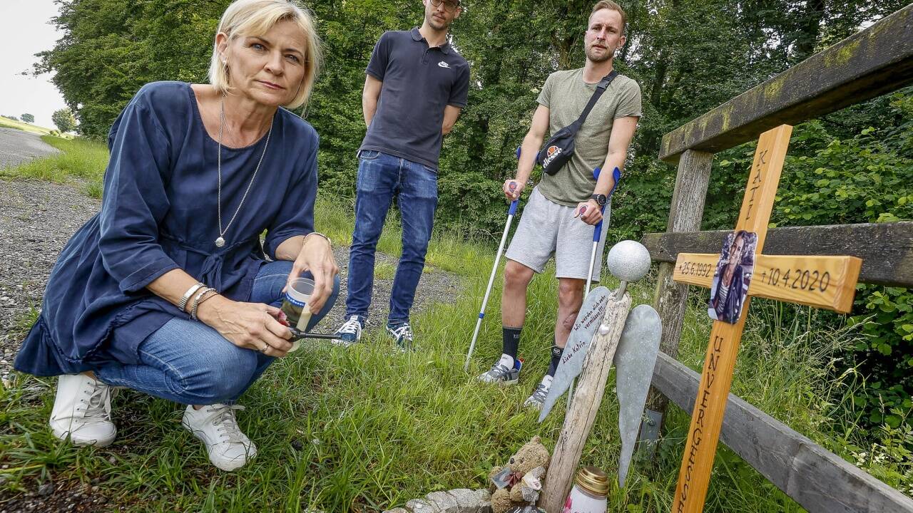 An der Unfallstelle befindet sich nun ein Gedenkherz. Im Bild Katrins Mutter Sabine, Bruder Oliver und ihr Lebensgefährte Julian, der den Unfall am 10. April schwer verletzt überlebt hat. 
