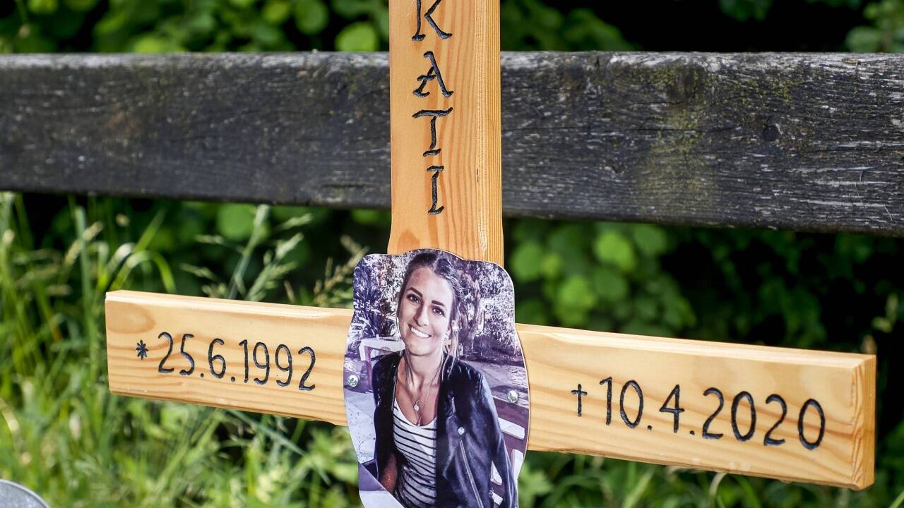 An der Unfallstelle erinnert ein Kreuz an Katrin.  