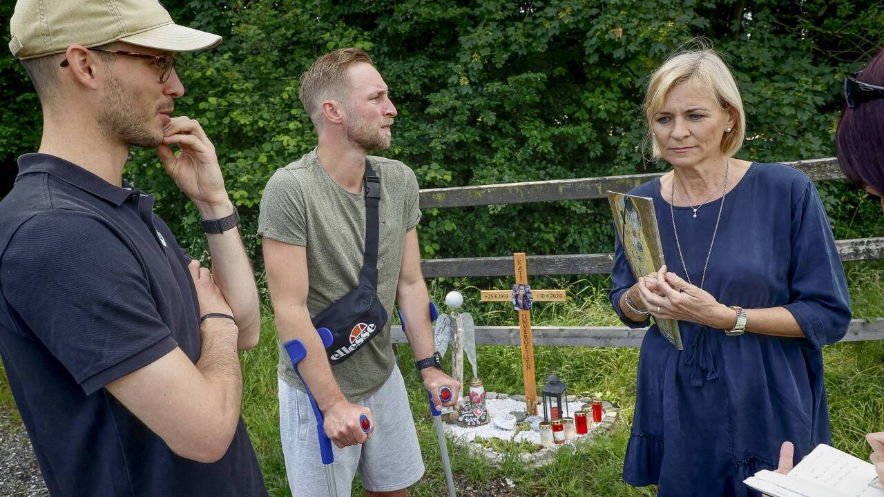 Mutter Sabine, Bruder Oliver und Katis Lebensgefährte Julian kehrten am Dienstag an die Unfallstelle zurück.  