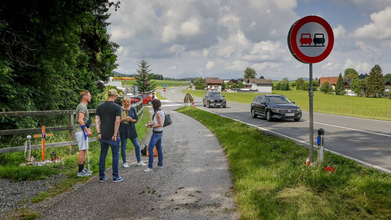 Mutter Sabine, Bruder Oliver und Katis Lebensgefährte Julian kehrten am Dienstag an die Unfallstelle zurück.  