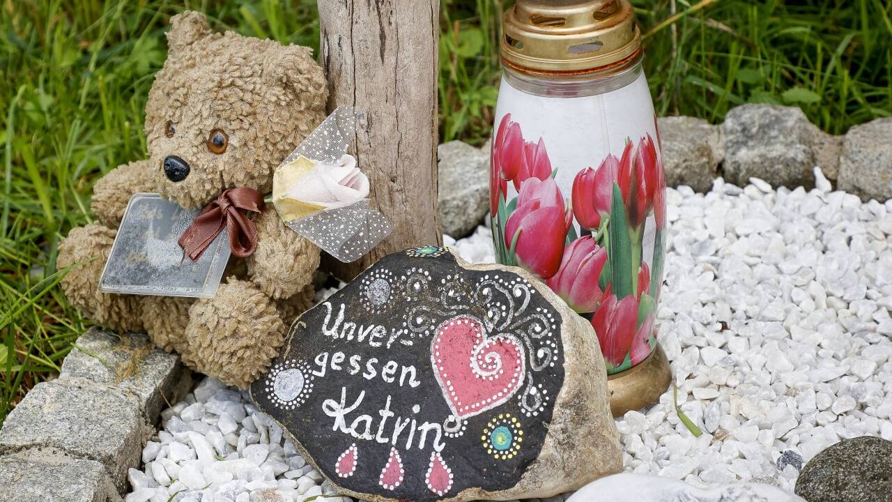 An der Unfallstelle erinnert ein Gedenkherz an Katrin.  