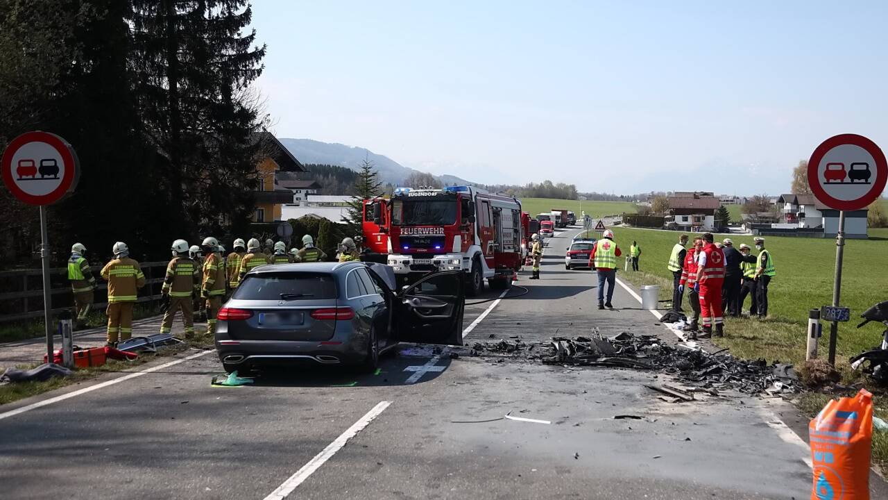 Die Unfallstelle am 10. April zwischen Eugendorf und Henndorf. Der Lenker des Mercedes starb ebenso wie Katrin im Mini-Van. An der Stelle gibt es ein Überholverbot.  