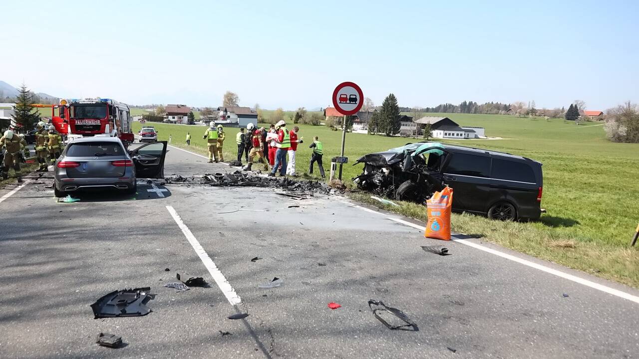 Die Unfallstelle am 10. April zwischen Eugendorf und Henndorf. Der Lenker des Mercedes starb ebenso wie Katrin im Mini-Van. An der Stelle gibt es ein Überholverbot.  