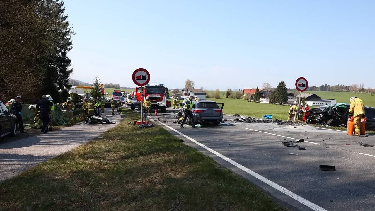 Die Unfallstelle am 10. April zwischen Eugendorf und Henndorf. Der Lenker des Mercedes starb ebenso wie Katrin im Mini-Van. An der Stelle gibt es ein Überholverbot. 