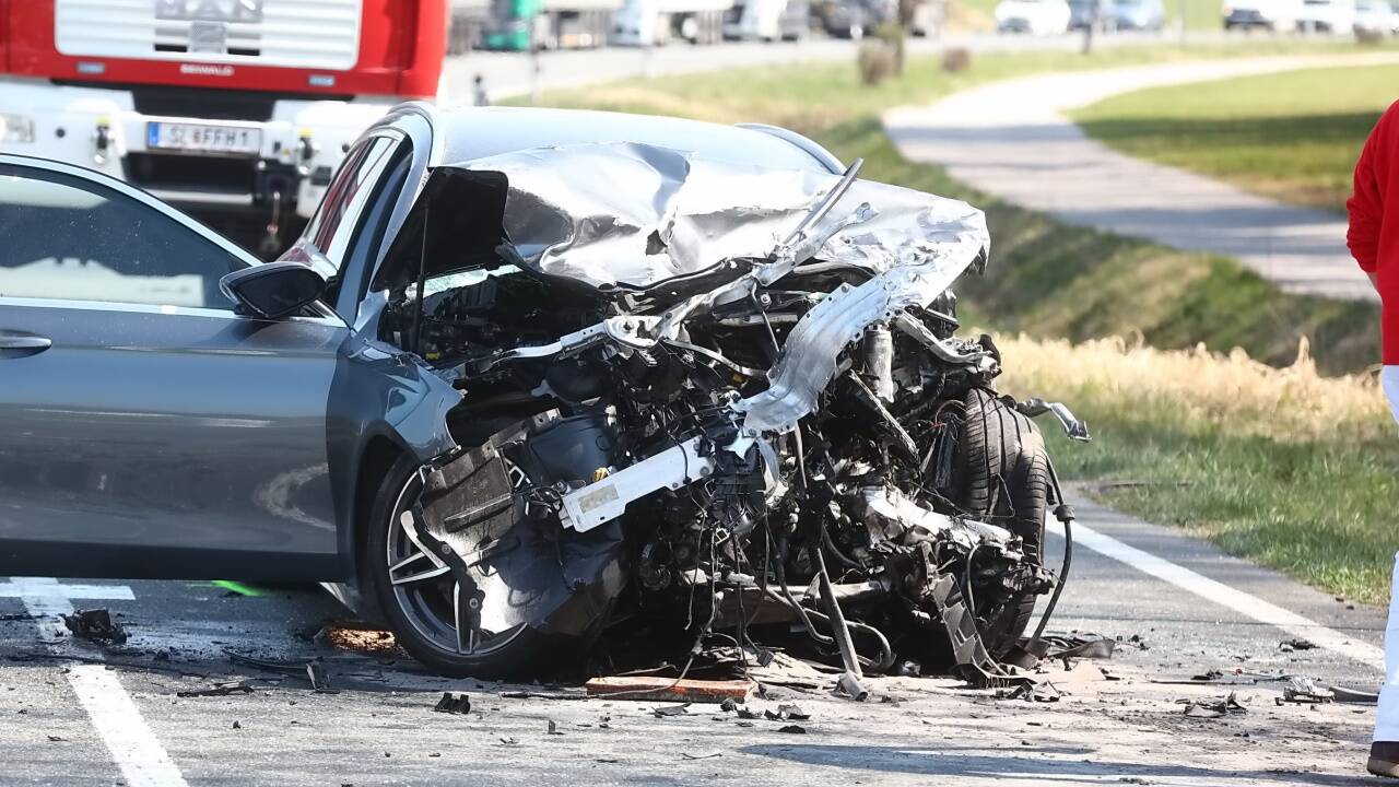 Der Unfall am 10. April auf der B1 zwischen Eugendorf und Henndorf wurde durch ein riskantes Überholmanöver ausgelöst und forderte zwei Todesopfer.  