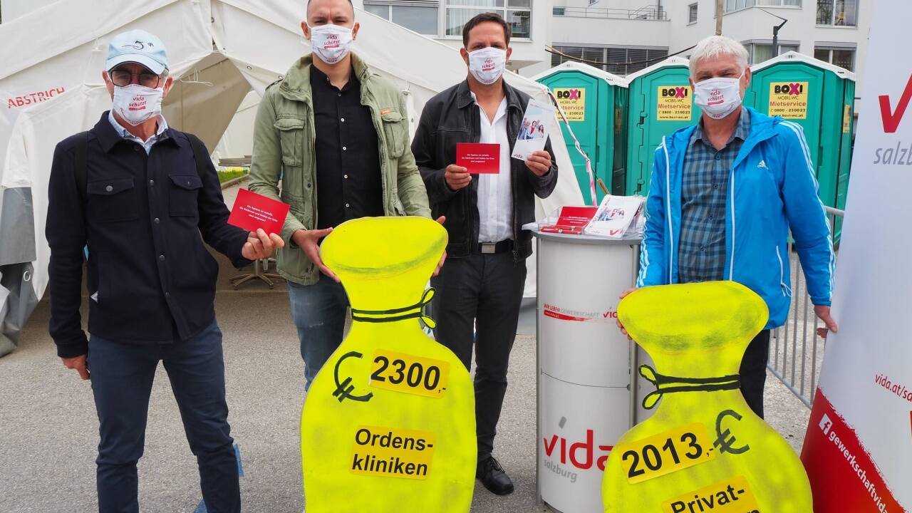 Gewerkschafter vor dem Krankenhaus in Oberndorf: Peter Haibach, Branislav Dubraja, Kajetan Uriach und Kurt Roschitz (von links) 