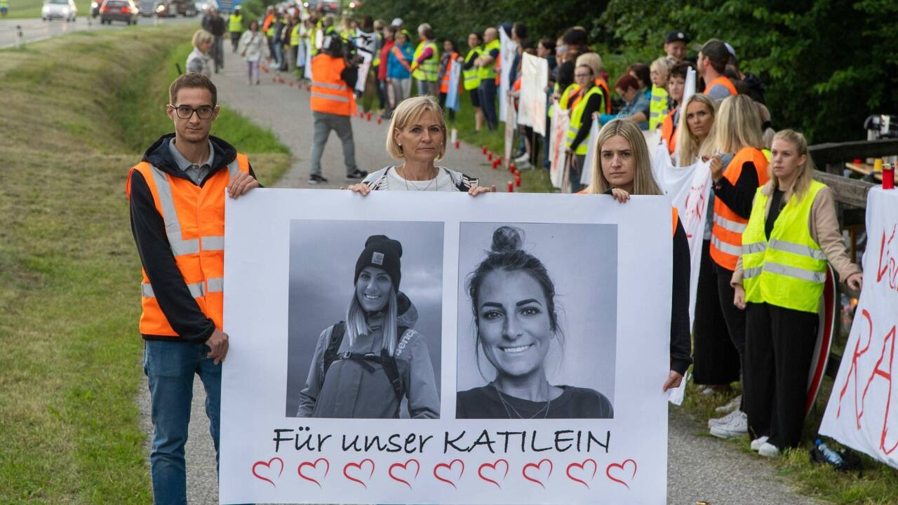 Kati starb vor elf Wochen bei einem Verkehrsunfall. Zu ihrem 28. Geburtstag haben Freunde und Familie am Donnerstag an der Unfallstelle eine Mahnwache gegen Raserei organisiert. Die Menschenkette an der B1 war nicht zu übersehen.  