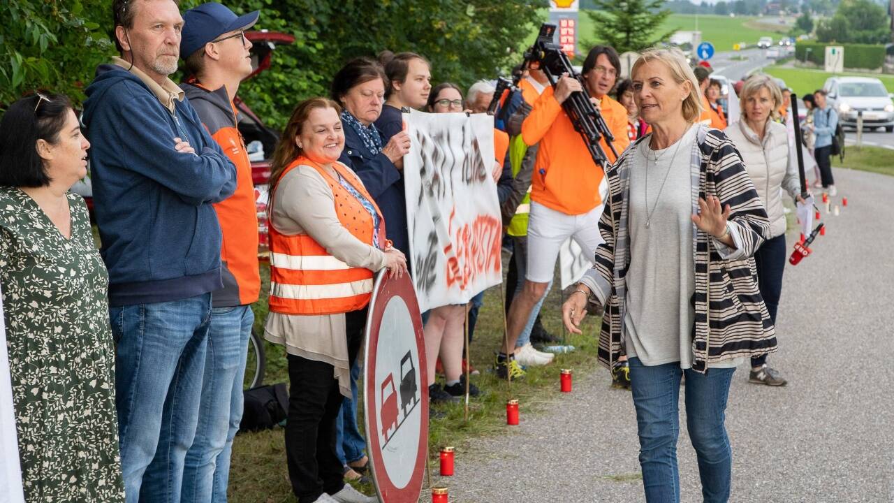 Kati starb vor elf Wochen bei einem Verkehrsunfall. Zu ihrem 28. Geburtstag haben Freunde und Familie am Donnerstag an der Unfallstelle eine Mahnwache gegen Raserei organisiert. Die Menschenkette an der B1 war nicht zu übersehen.  