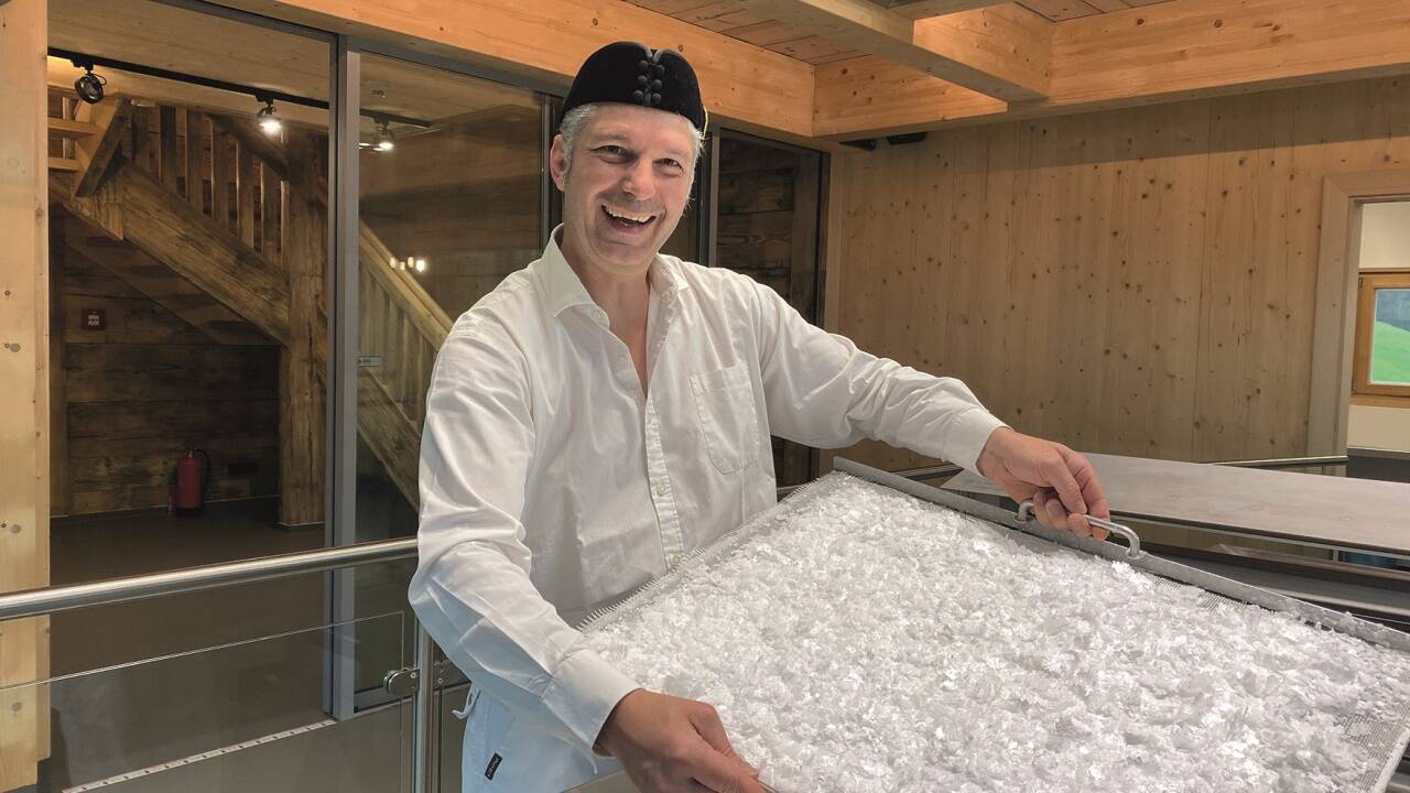 Pfannmeister Gernot Schuh mit seinem Schatz. Der stolze Preis: 7,90 Euro für 45 Gramm Pfannensalz.  