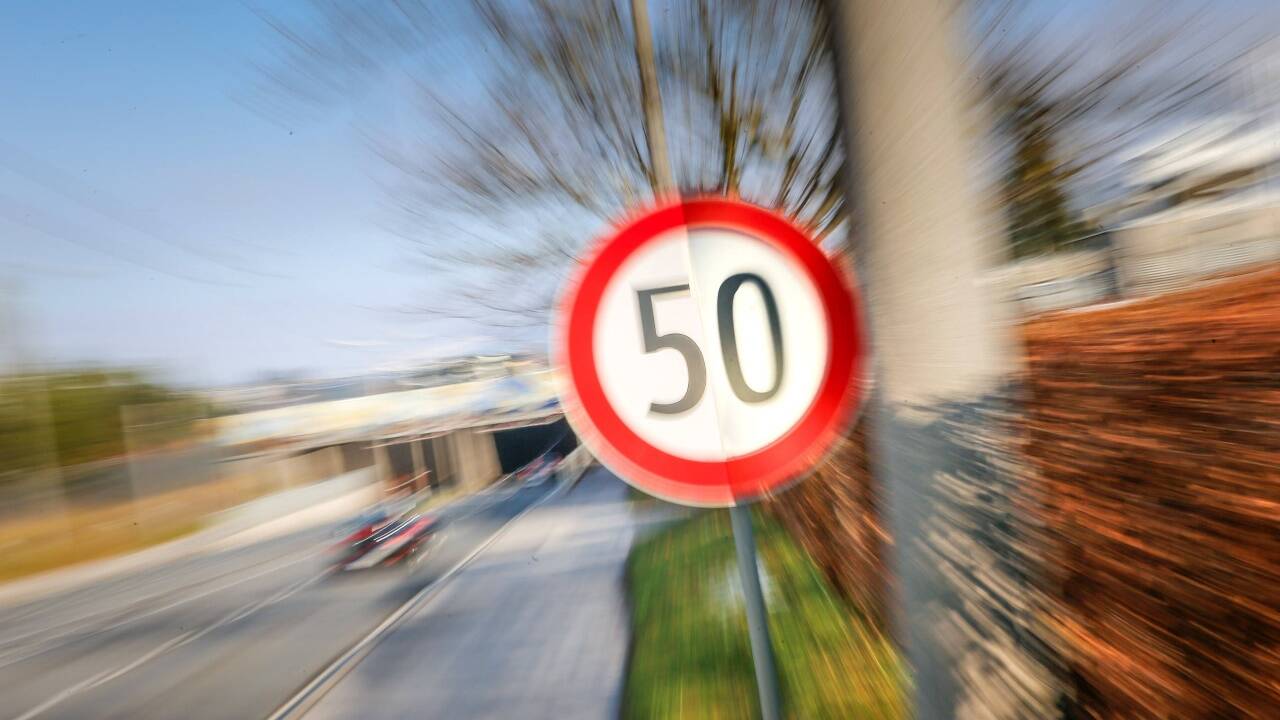 Das Tempolimit 50 wurde von einem Pkw-Fahrer in Salzburg weit überschritten. Das Tempolimit 50 wurde von einem Pkw-Fahrer in Salzburg weit überschritten.
