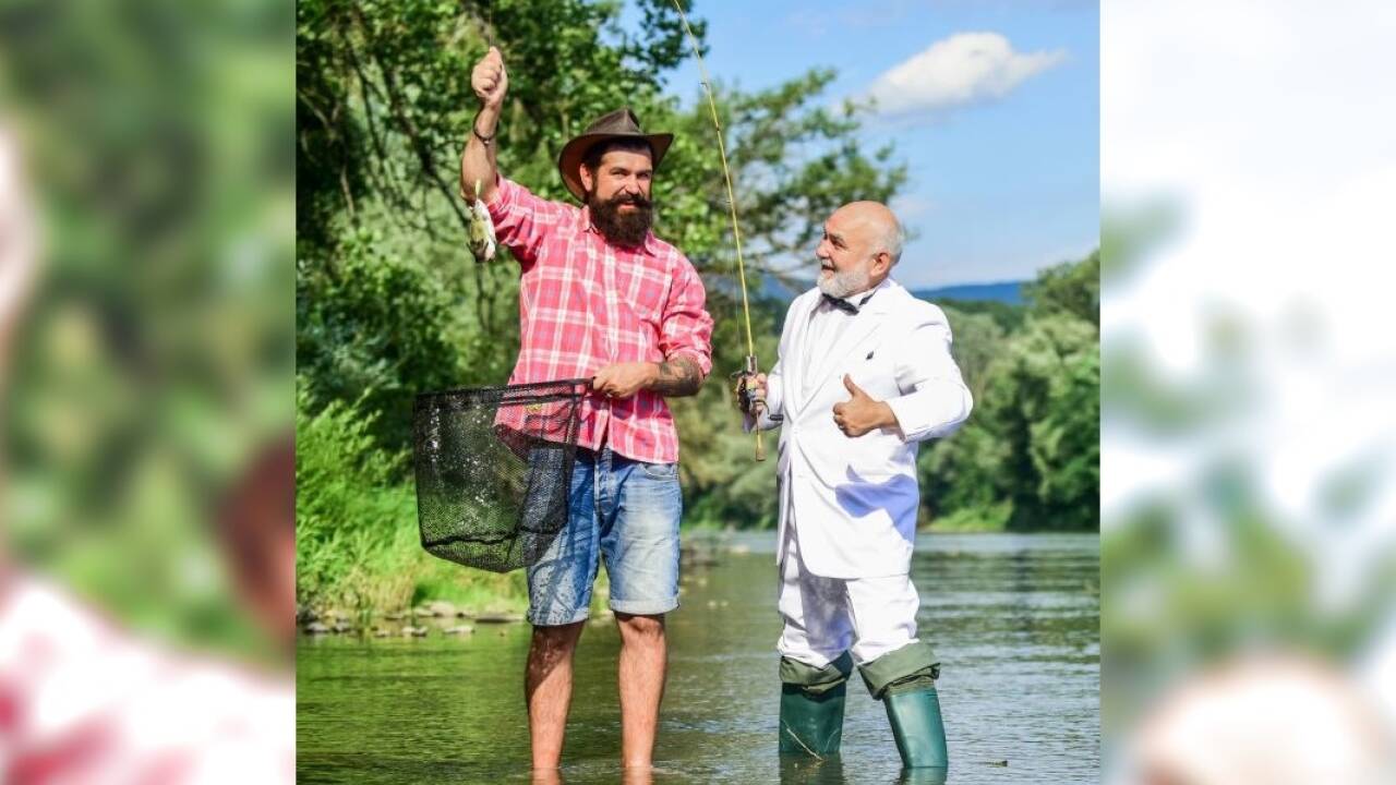 Petri heil! Gute Freunde bewundern auch den kleinen Fang. Es zählt der gemeinsame Spaß am Hobby.  