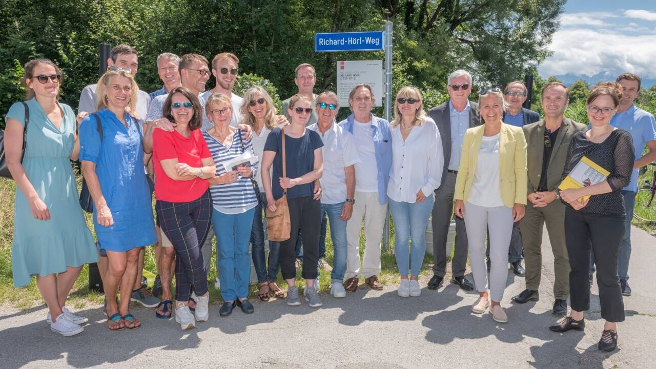 Familie, Freundinnen und Freunde sowie Weggefährtinnen und Weggefährten.  