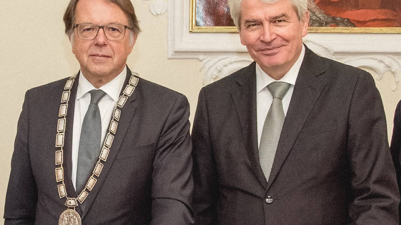 Zwischen Neurektor Hendrik Lehnert (l.) und seinem Vorgänger Heinrich Schmidinger knirscht es ordentlich. Zwischen Neurektor Hendrik Lehnert (l.) und seinem Vorgänger Heinrich Schmidinger knirscht es ordentlich.
