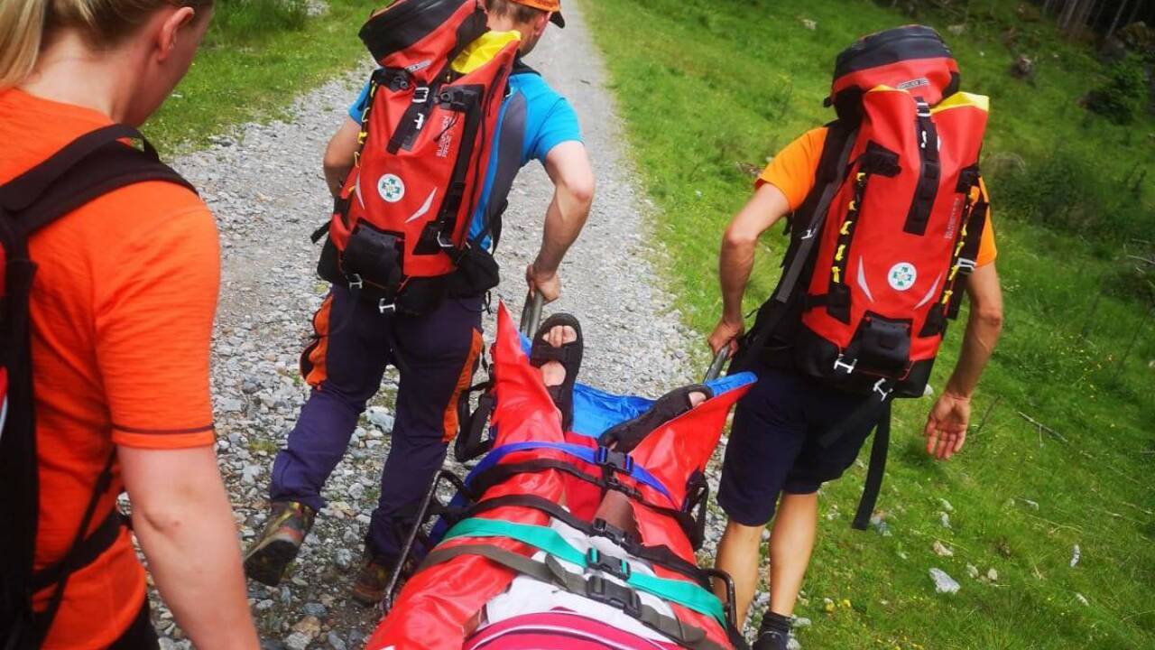 Bergretter brachten den Verletzten ins Tal. Bergretter brachten den Verletzten ins Tal.