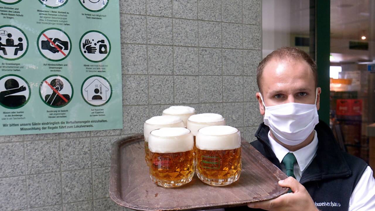 Kellner mit Maske, ein Auslaufmodell? 