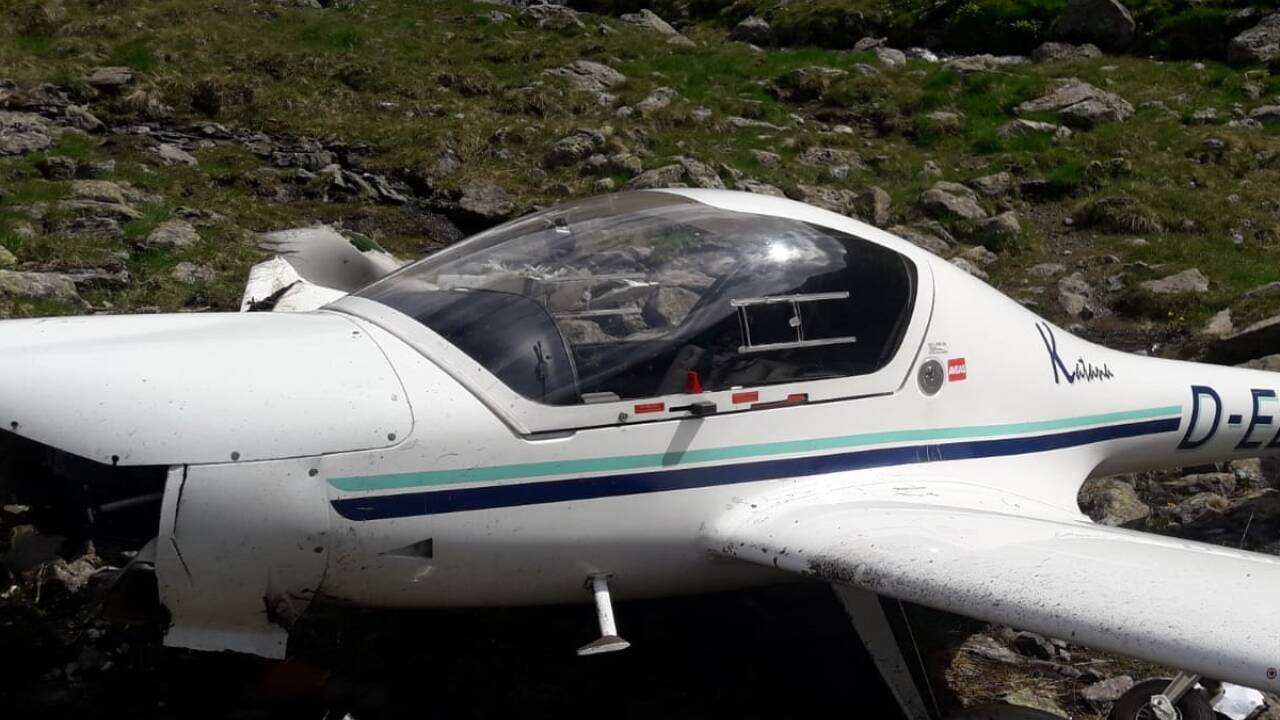 Totalschaden: Das Kleinflugzeug an der Unfallstelle in Lessach. Totalschaden: Das Kleinflugzeug an der Unfallstelle in Lessach.