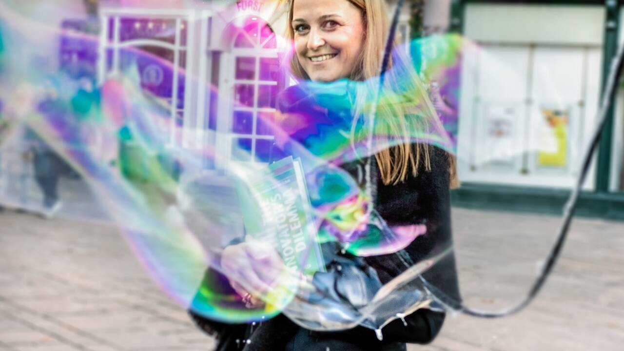 Katja Hutter, Professorin für Marketing an der Uni Salzburg, hat anlässlich ihres Abgangs auch Kritik an Rektor Hendrik Lehnert geübt .  