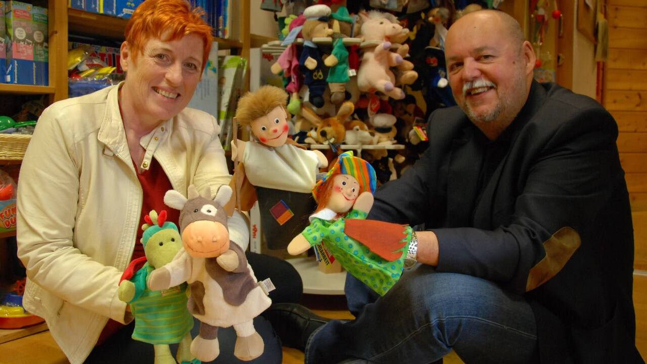 Adele Liedl und Harald Brandner betreiben die „Spielzeugschachtel“ – künftig nur mehr im Europark. An die Pension verschwenden sie keinen Gedanken: „Erst, wenn wir unsere postpubertäre Phase überwunden haben.“Bild: Adele Liedl und Harald Brandner betreiben die „Spielzeugschachtel“ – künftig nur mehr im Europark. An die Pension verschwenden sie keinen Gedanken: „Erst, wenn wir unsere postpubertäre Phase überwunden haben.“Bild: