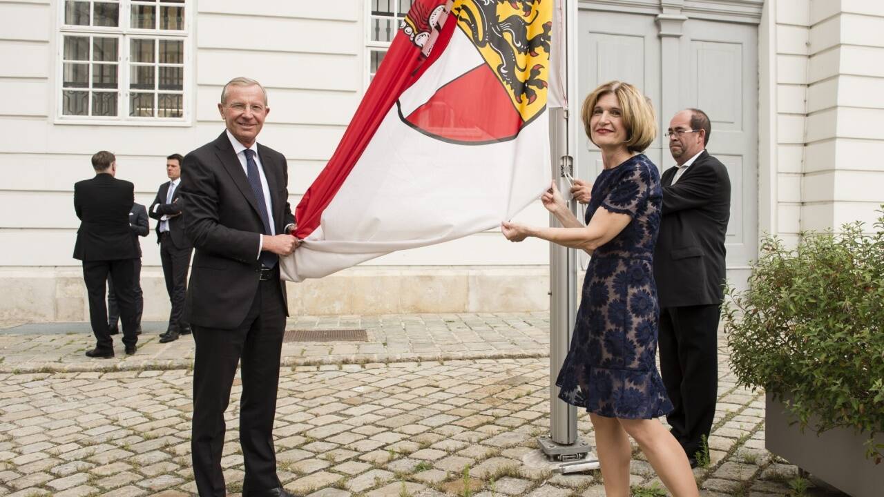 Landeshauptmann Wilfried Haslauer und die neue Bundesratspräsidentin Andrea Eder-Gitschthaler am Mittwoch beim Hissen der Salzburg-Fahne auf dem Wiener Josefsplatz. 