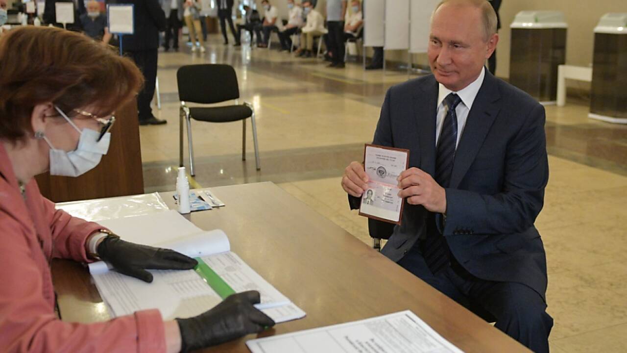 Russlands Präsident Wladimir Putin bei der Stimmabgabe 