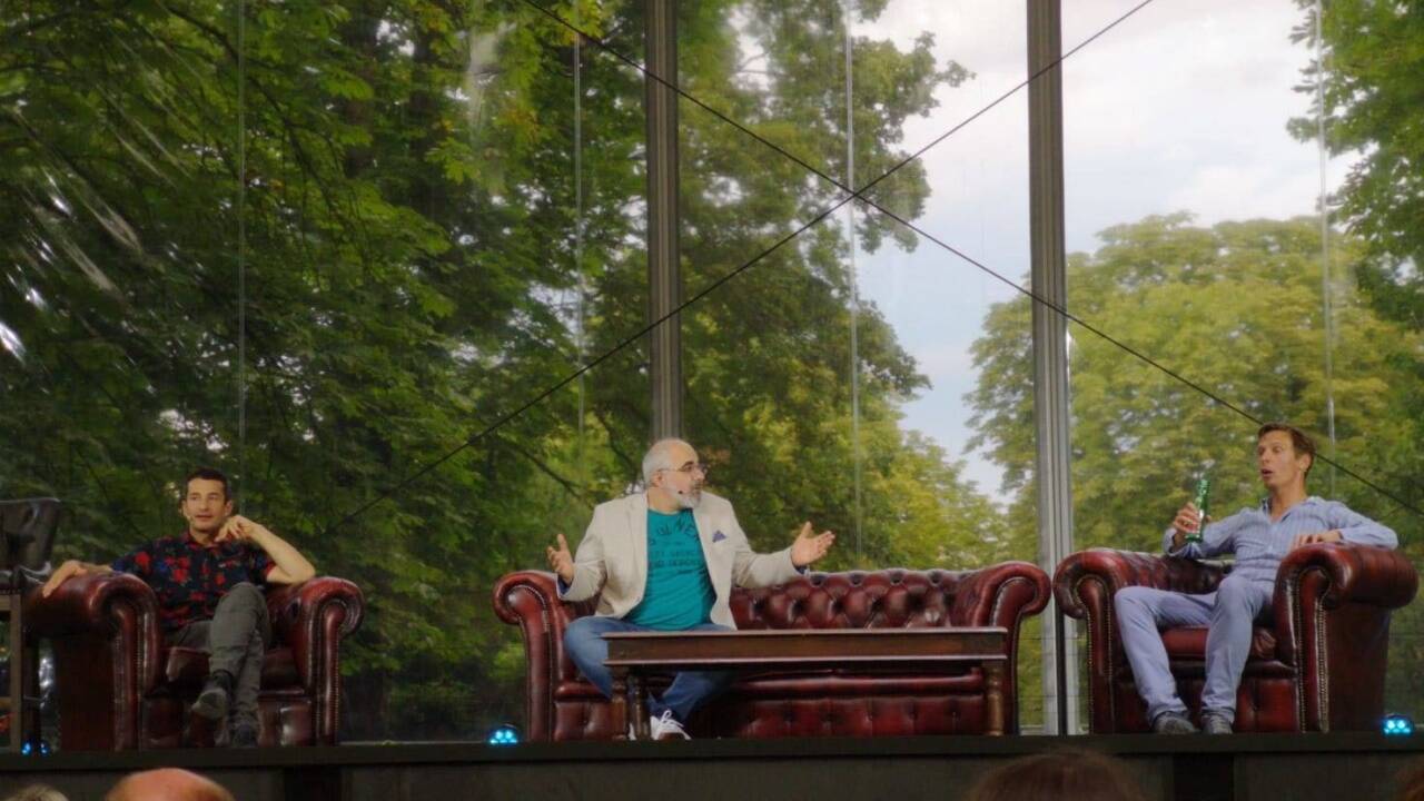 Omar Sarsam, Michael Niavarani und Klaus Eckel in „Alles außer Corona“ im Theater im Park am Belvedere.  