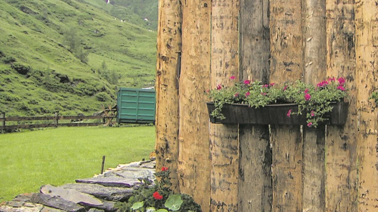 Solange es keine Rechtssicherheit für ihn und seinen Sohn gibt, der die Alm gepachtet hat, will Hermann Höllwart an seiner Barrikade nichts verändern.  