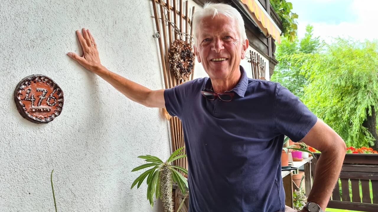 Jakob Gfrerer belässt vorerst alle drei Schilder auf seinem Haus in der Schulstraße. 