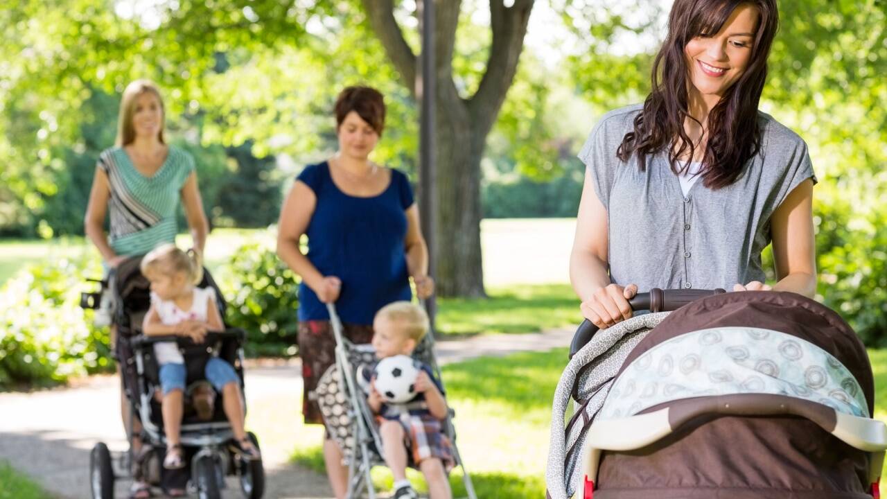 Schon in der Babypause lohnt es sich zu klären: Wer bringt das Kind in die Betreuung? Wer nimmt sich in den Ferien frei?  