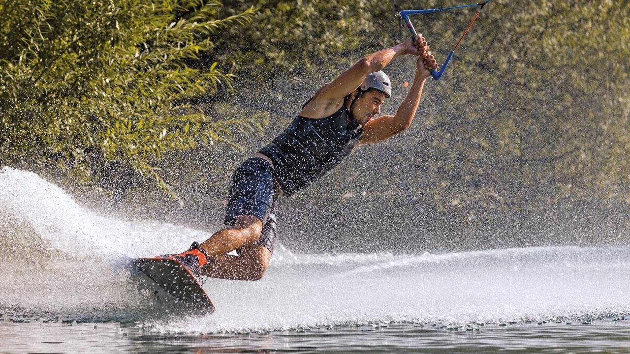 Wakeboarden im Waldbad Anif. 
