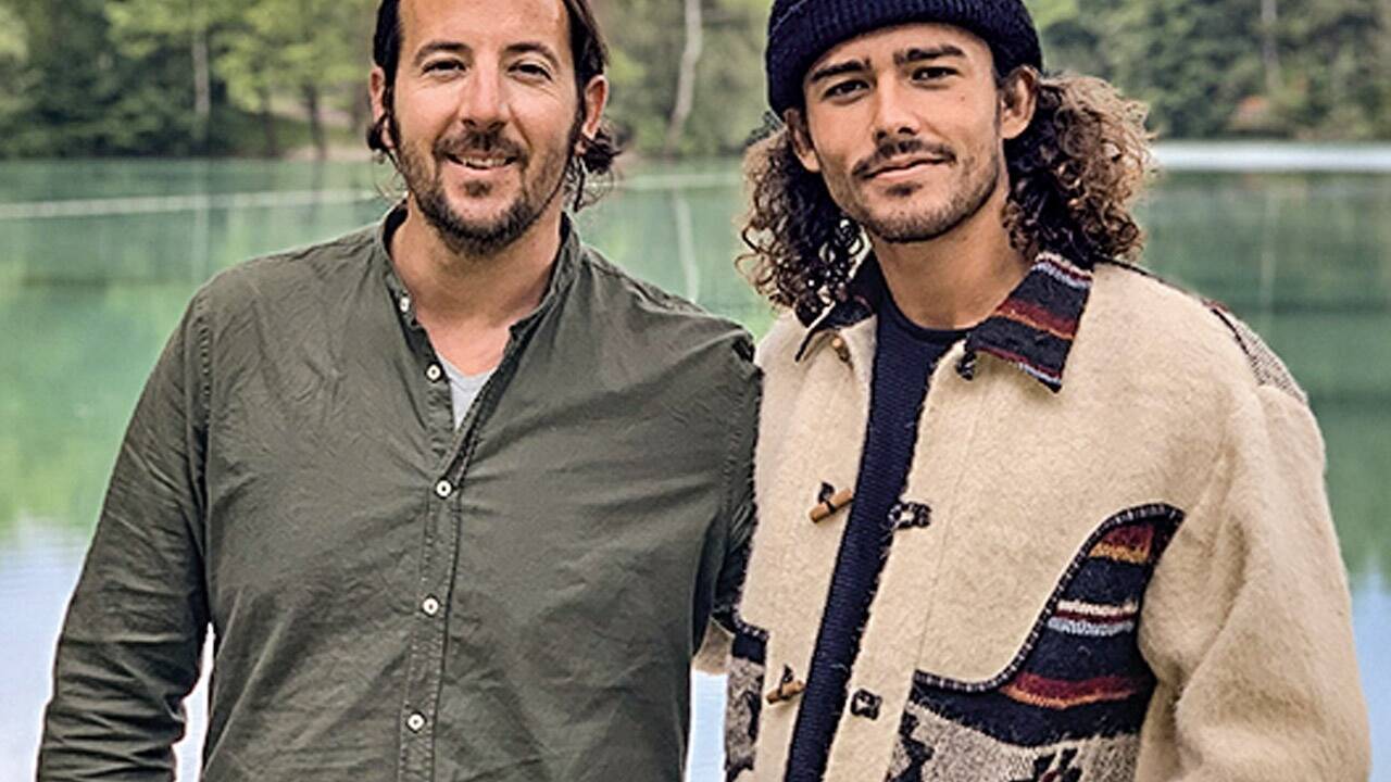Armin Fischer (Geschäftsführer Waldbad Anif) und Wakeboarder Yunis Mourad (v. l.).  