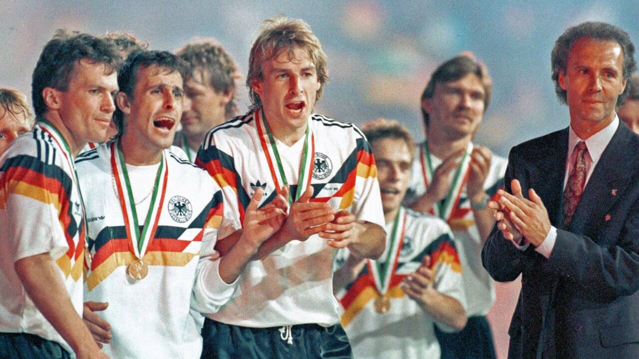 We are the Champions: Lothar Matthäus, Pierre Littbarski, Jürgen Klinsmann, Thomas Häßler, Paul Steiner und Teamchef Franz Beckenbauer. 