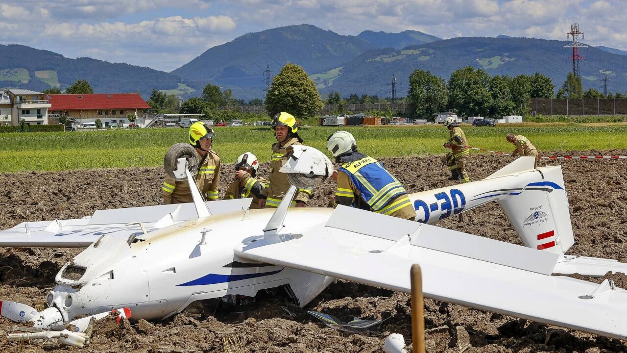 Die beiden Insassen hatten sich beim Eintreffen der Feuerwehr bereits befreit. 