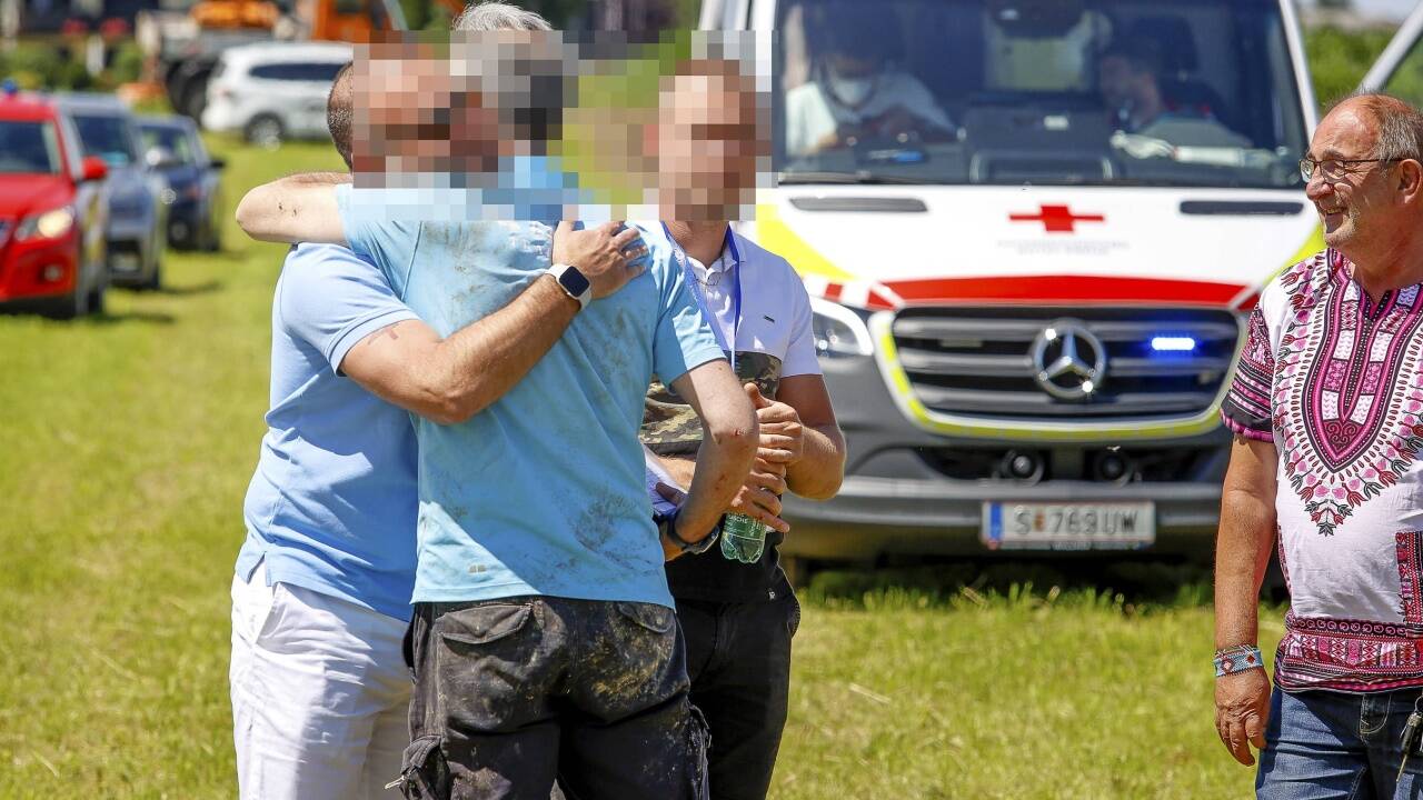 Der Pilot (2. v. l.) und der Flugschüler (3. v. l.) blieben unverletzt. 