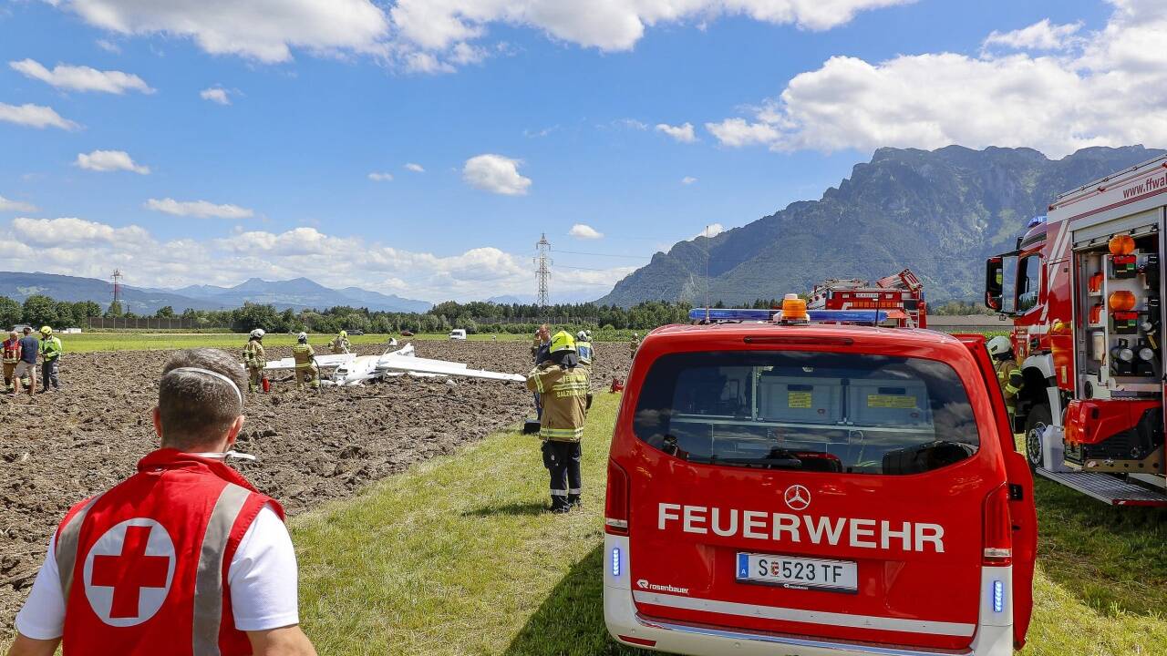 Die Rettungssanitäter gaben schnell Entwarnung, die beiden Insassen überstanden die Landung trotz Überschlags glimpflich. 