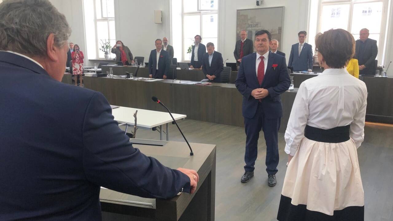 Michael Wanner bei der Angelobung am Mittwoch – mit Nelke in der Brusttasche. Im Bild von hinten Landtagsdirektor Wolfgang Kirchtag, der die Gelöbnisformel vorträgt, sowie Landtagspräsidentin Brigitta Pallauf.  