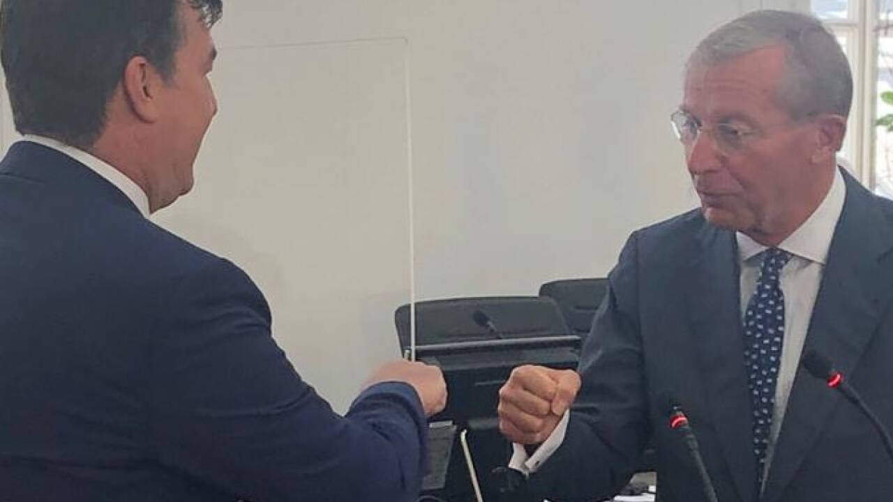 Begrüßung in Coronazeiten: Michael Wanner und Landeshauptmann Wilfried Haslauer.  