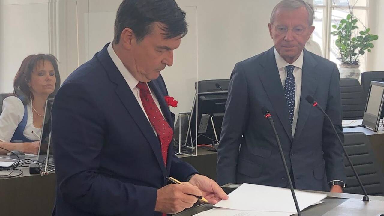 Eine Unterschrift – und die Angelobung ist vollbracht.  