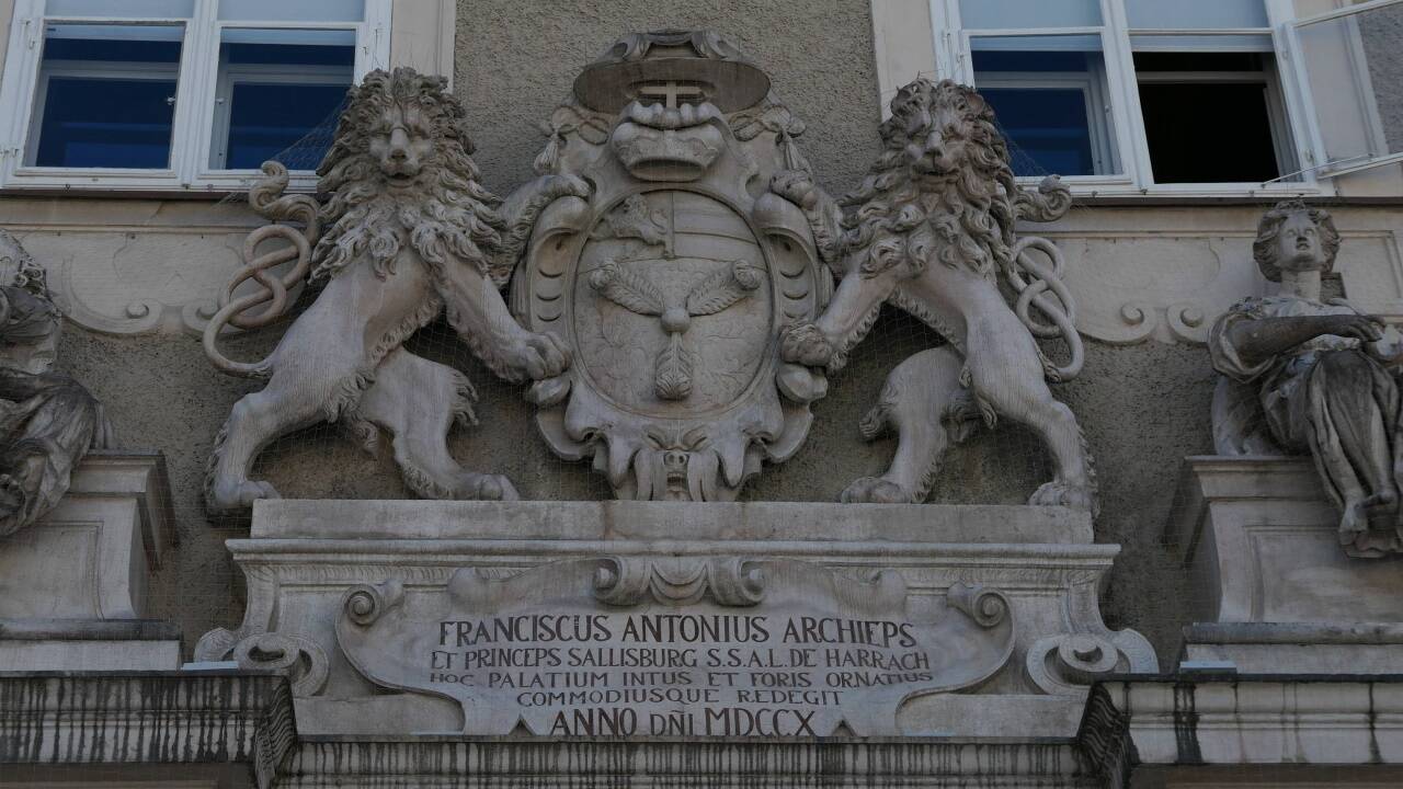 Der prächtige Portalschmuck der Alten Residenz in Salzburg.  