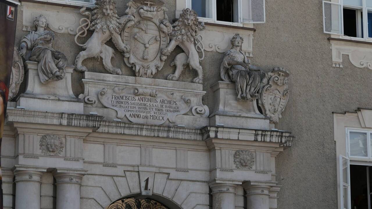 Der prächtige Portalschmuck der Alten Residenz in Salzburg.  