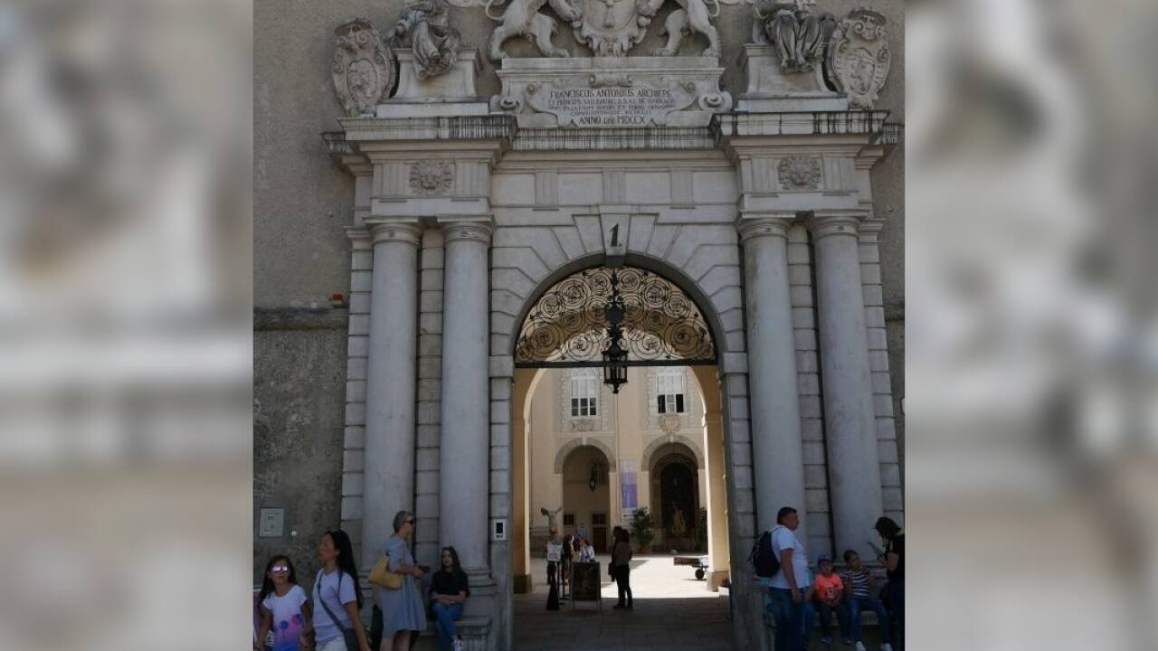 Der prächtige Portalschmuck der Alten Residenz in Salzburg.  