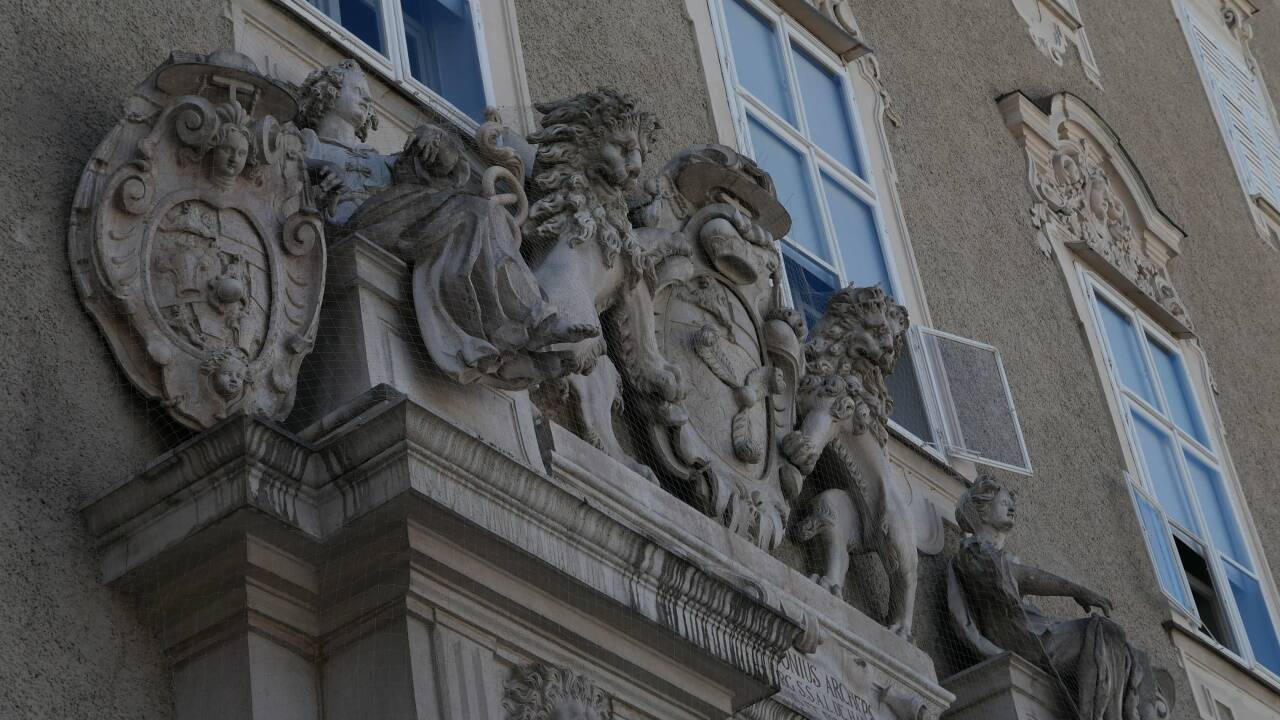 Der prächtige Portalschmuck der Alten Residenz in Salzburg.  