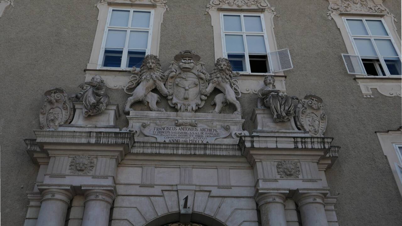 Der prächtige Portalschmuck der Alten Residenz in Salzburg.  