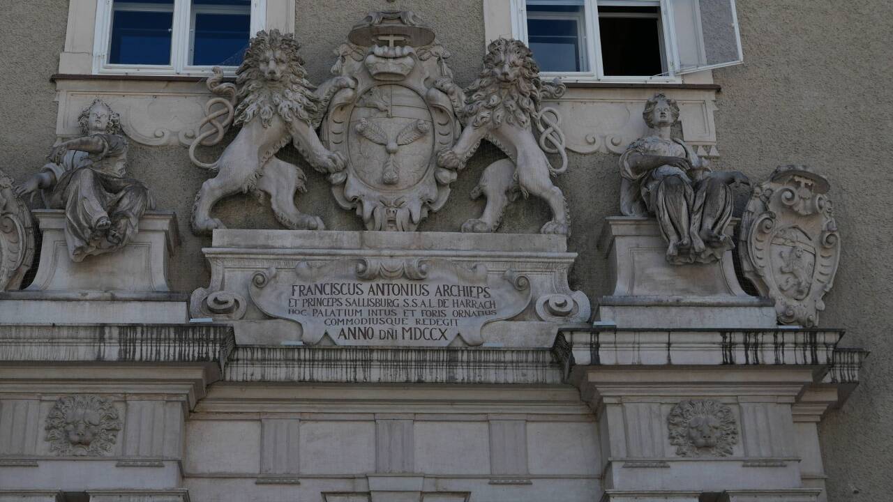 Der prächtige Portalschmuck der Alten Residenz in Salzburg.  