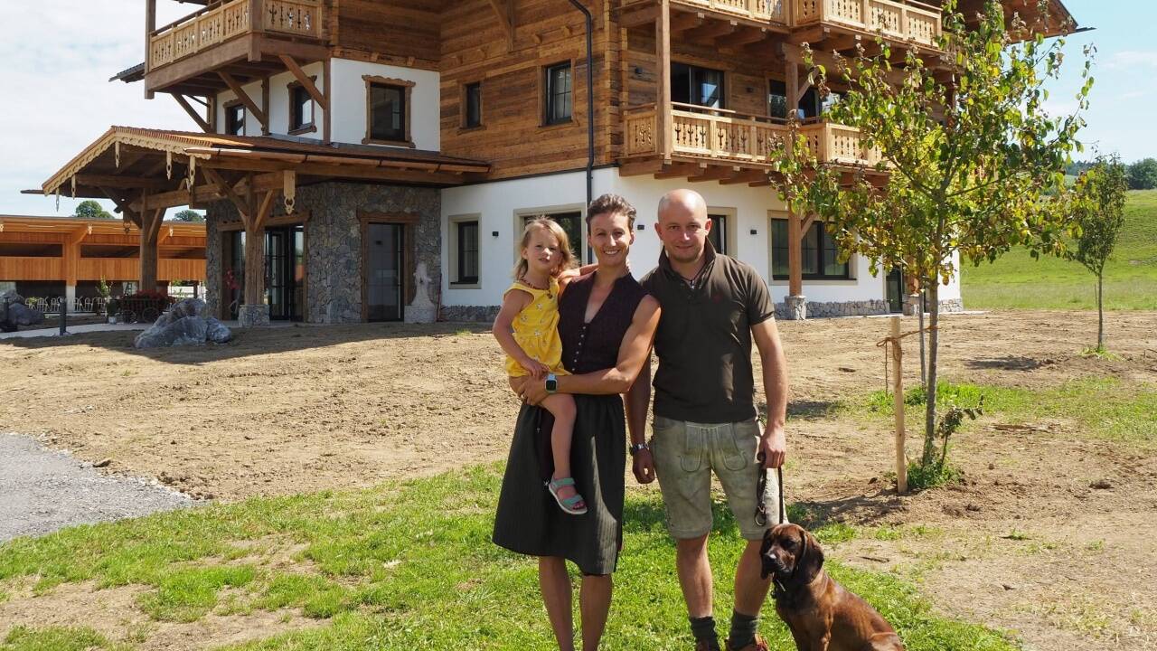 Der Neubau ist bezogen. Das Gras muss noch sprießen. Anton und Theresia Greischberger (mit Tochter Karla und Jagdhund Arthus) freuen sich.  