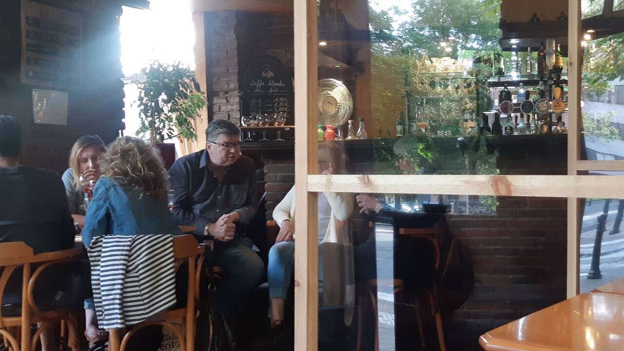 Stammbar am Place Plasky: Stehen am Tresen ist verboten. Die enger stehende Tische wurden mit Plexiglas eingehegt.  Stammbar am Place Plasky: Stehen am Tresen ist verboten. Die enger stehende Tische wurden mit Plexiglas eingehegt.